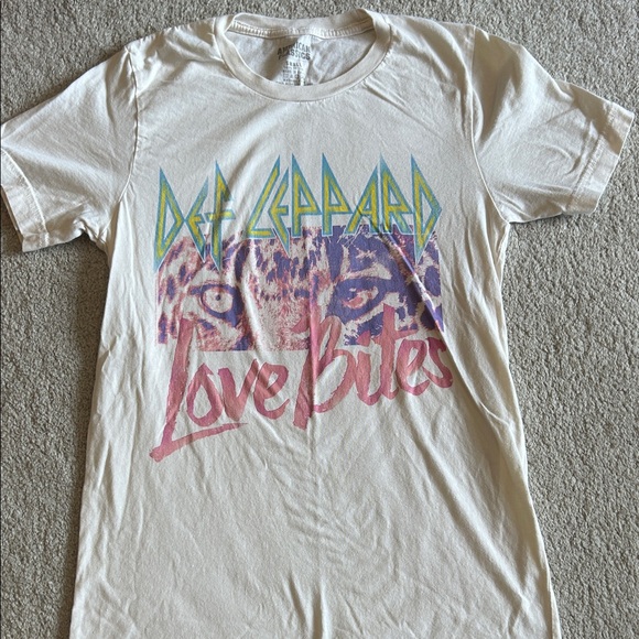 american classics Tops - Women’s Def Leppard t-shirt size small, like new condition